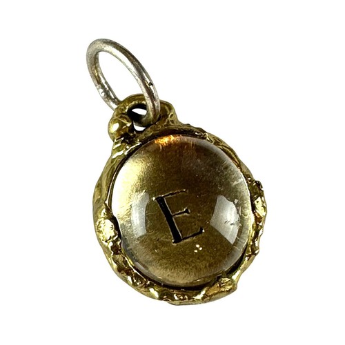 Breloque insigne intra laiton poétique épilation "E" monogramme initiale