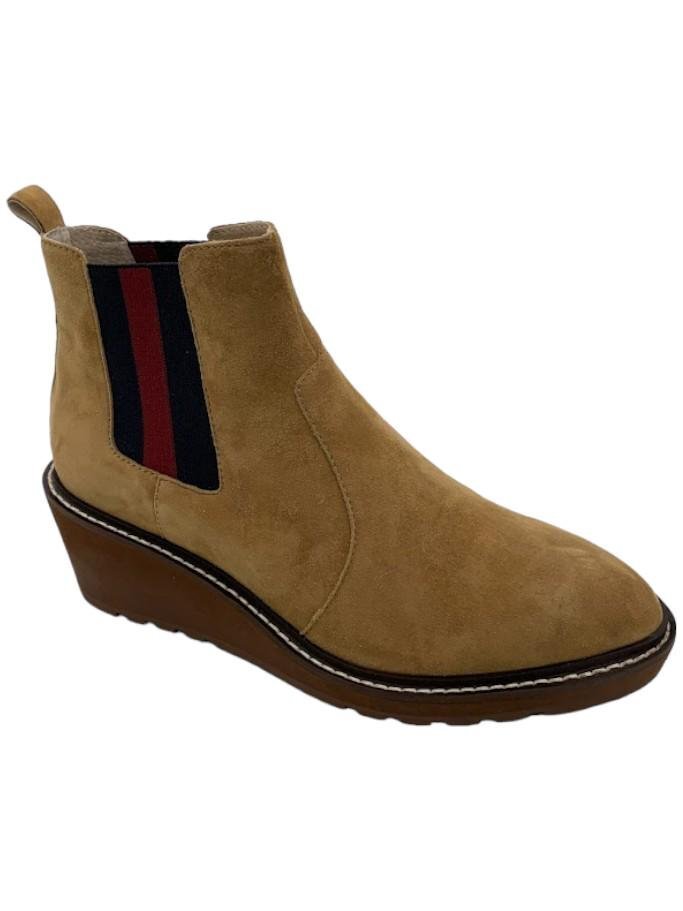 Замшевые ботильоны на танкетке Gwen Nutella от Cecelia New York