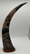 Gro&szlig;es geschnitztes Wasserb&uuml;ffelhorn Horn mit Tigermotiven Sockel 47cm Deko