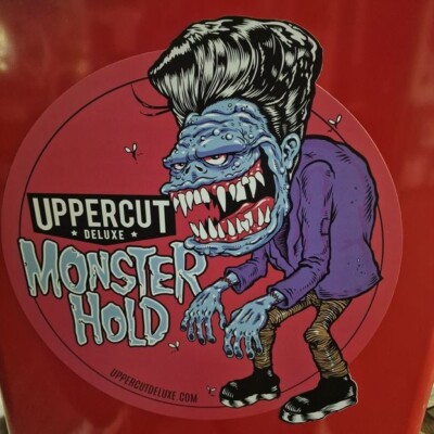 Großer Bodenaufkleber - Uppercut Deluxe MONSTER HOLD Pomade Stück 25E.;
