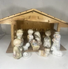 Vintage Musical 12 Piece Nativity Set Hand Painted Porcelain Made In Taiwan