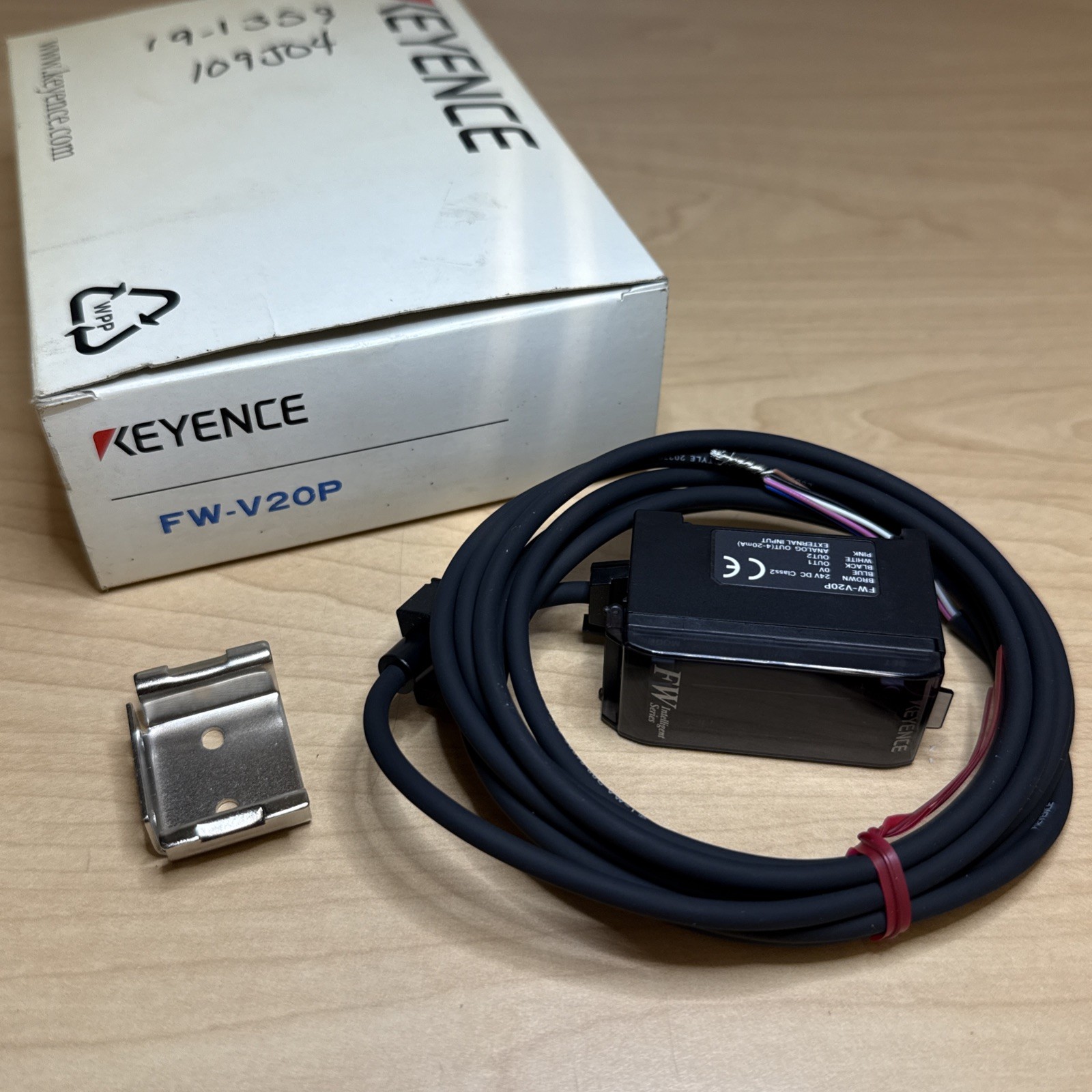 NEW! Keyence FW-V20P Digital Ultrasonic Sensor Amplifier