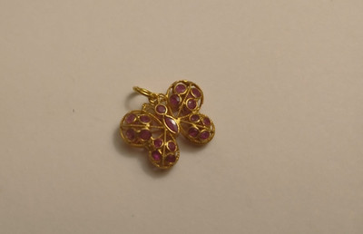 WUNDERSCHÖNER ANHÄNGER ''SCHMETTERLING'' AUS 18 KARAT GOLD / RUBINEN.