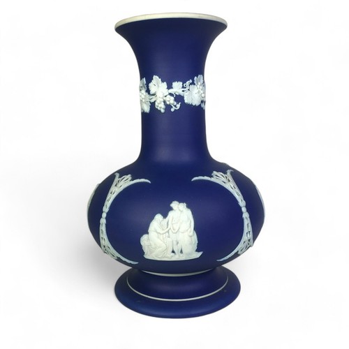 Early 20th Century Wedgwood Cobalt Blue Dipped Jasperware Vase - Picture 4 of 10