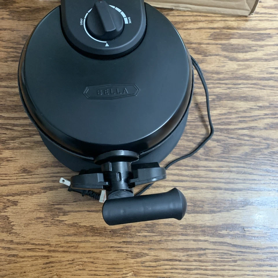 Gofrera giratoria Bella modelo TSK-2126BW negra con bandeja de goteo Foto 4 de 4