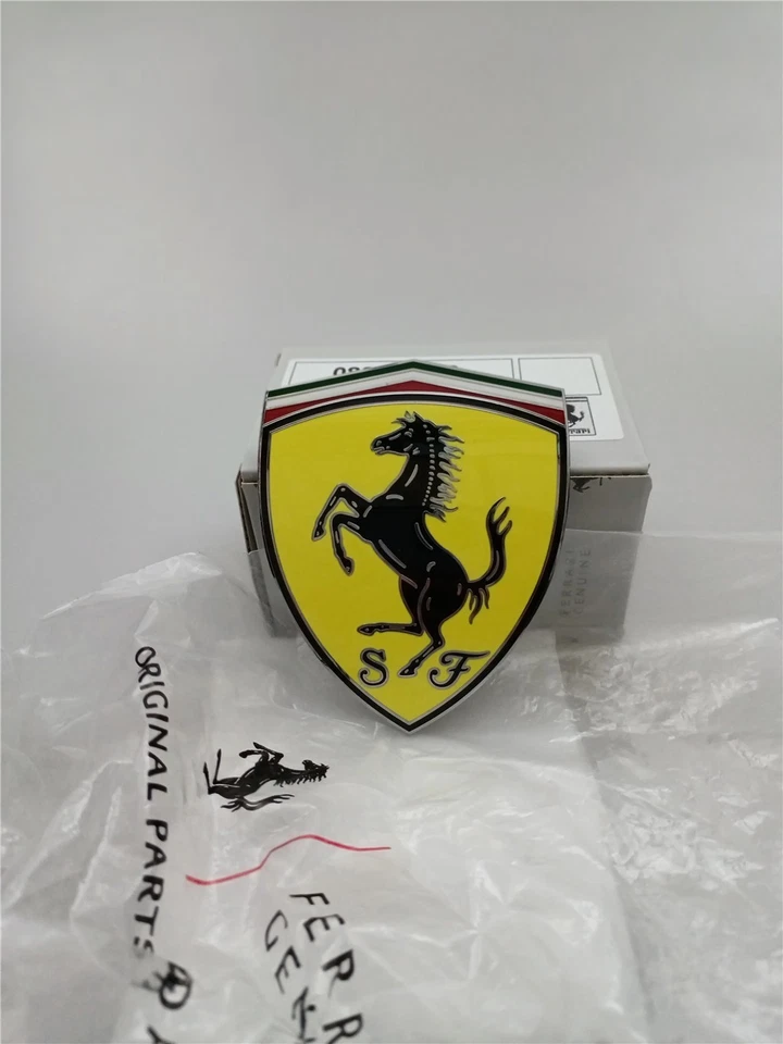 Ferrari 458 Italia Spider Speciale guardabarros escudo insignia emblema 82746100 Foto 2 de 4