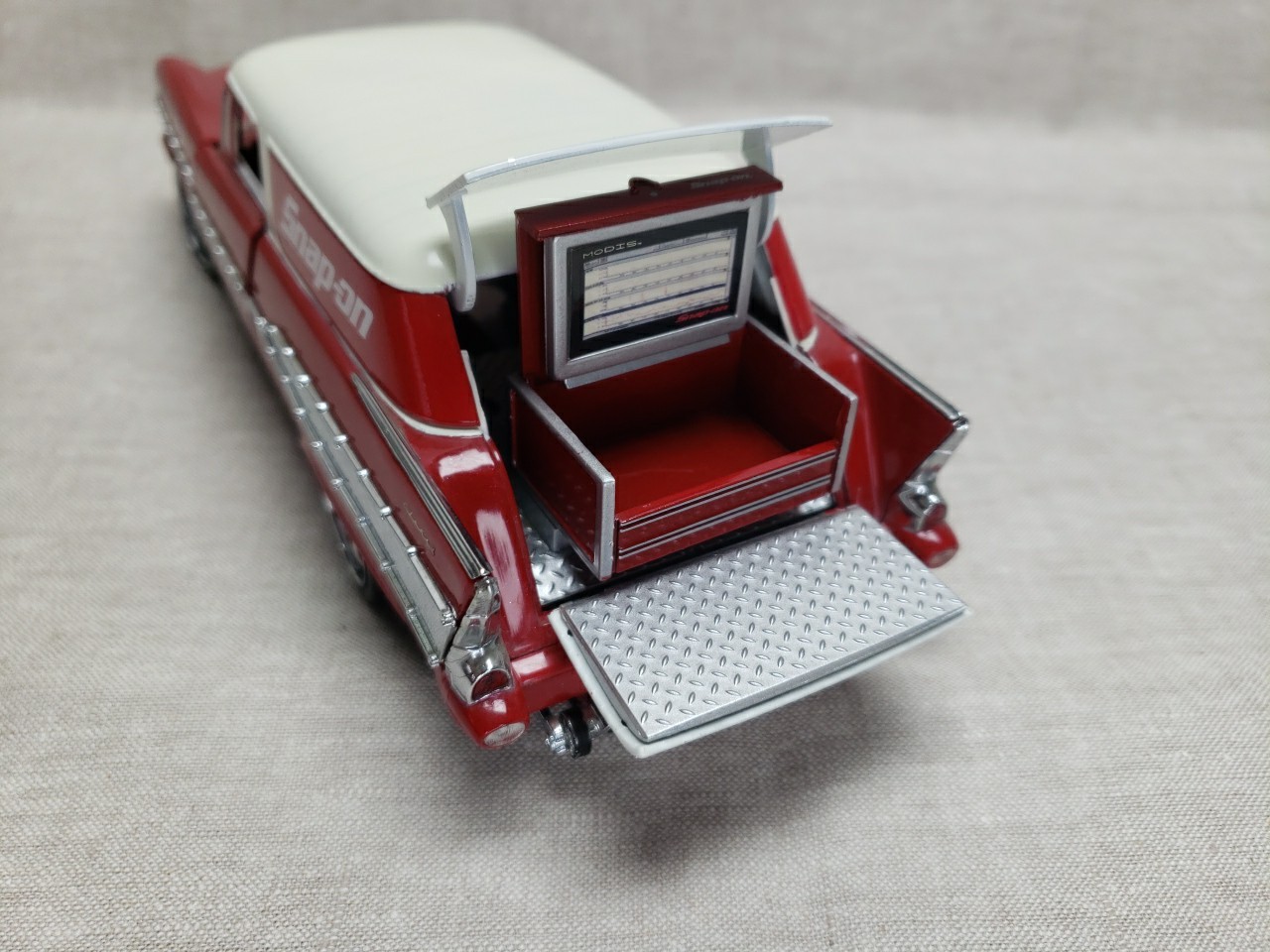 SNAP-ON GLO-MAD CUSTOM ST ROD 1957 Chevy Nomad 1:24 Crown Premiums Diecast