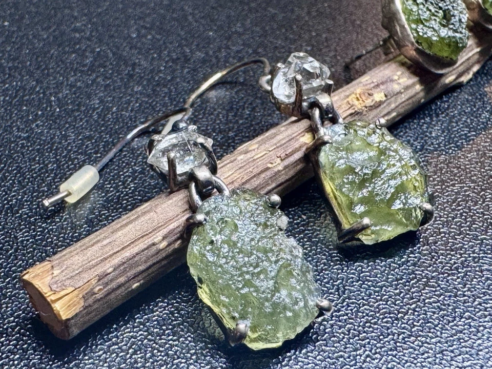 Juego de diamantes de moldavita y herkimer - colgante, pendientes y tachuelas - plata de ley  Foto 3 de 4