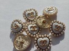 8 Chanel Kn&ouml;pfe 23 mm wei&szlig;e Perlen Herz goldfarben Metall
