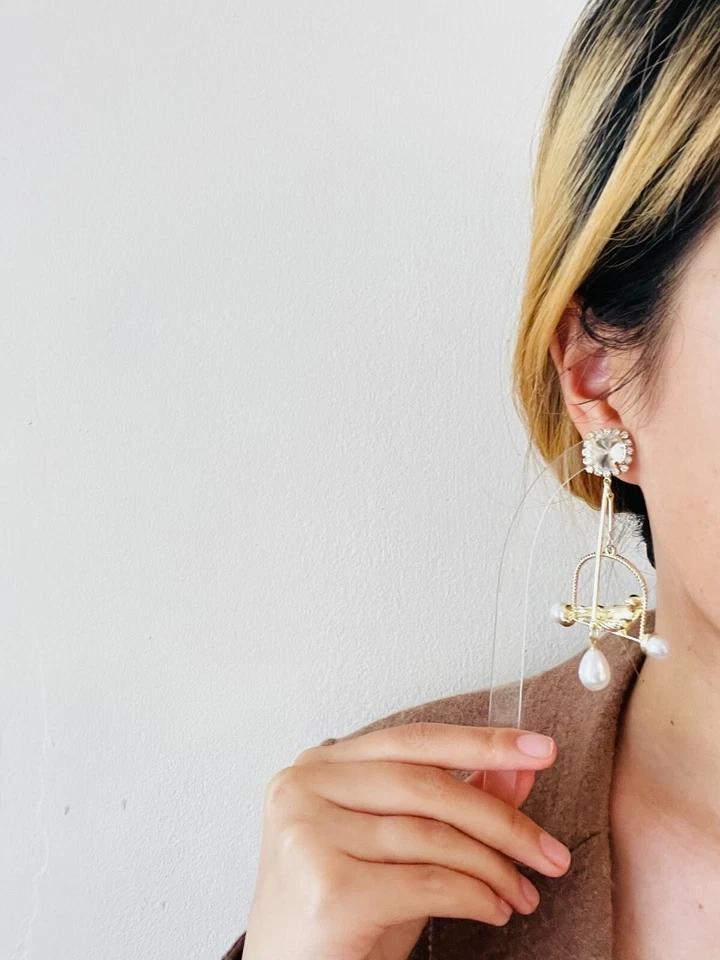 Pendientes perforados de oro para mujeres Foto 3 de 4