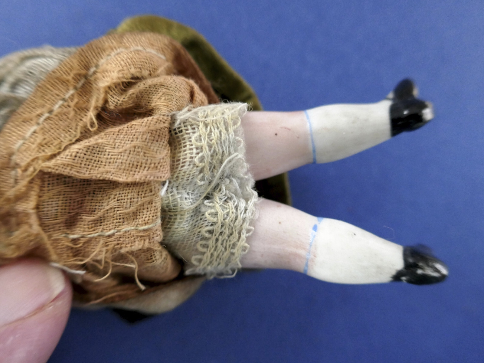 AN ANTIQUE ARTICULATED MINATURE VICTORIAN BISQUE DOLLS HOUSE DOLL & A