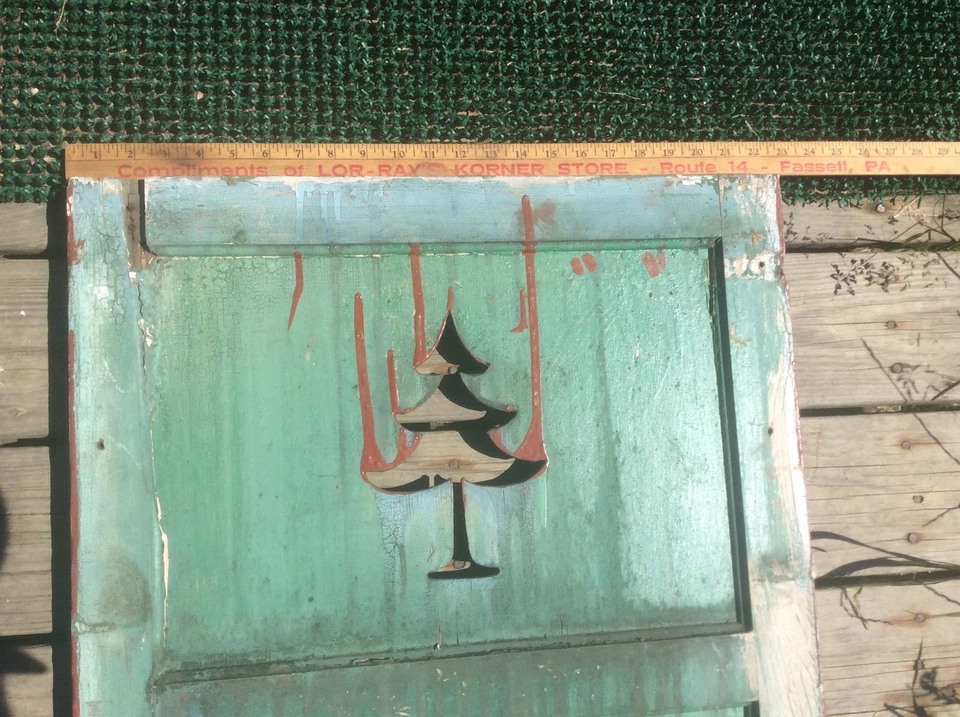 Persiana de granja rural primitiva árbol patrón recortado verde un lado rojo otro Foto 3 de 4