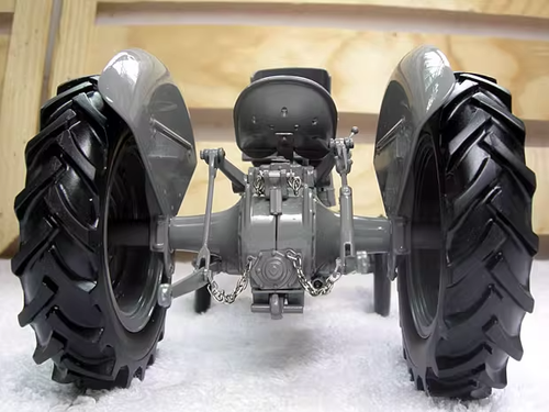 Universal Hobbies 1/16 FERGUSON TEA 20 1949 Tractor Diecast Model UH2690 - Picture 4 of 10
