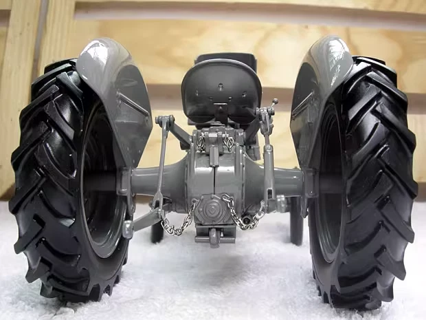 Universal Hobbies 1/16 FERGUSON TEA 20 1949 Tractor Diecast Model UH2690 - Image 4 of 4