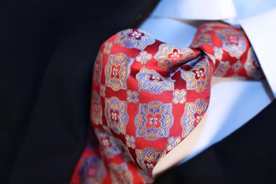 Corbata tejida de seda geométrica roja plateada blanca BUGATCHI UOMO 59" L x 4" W Foto 4 de 4