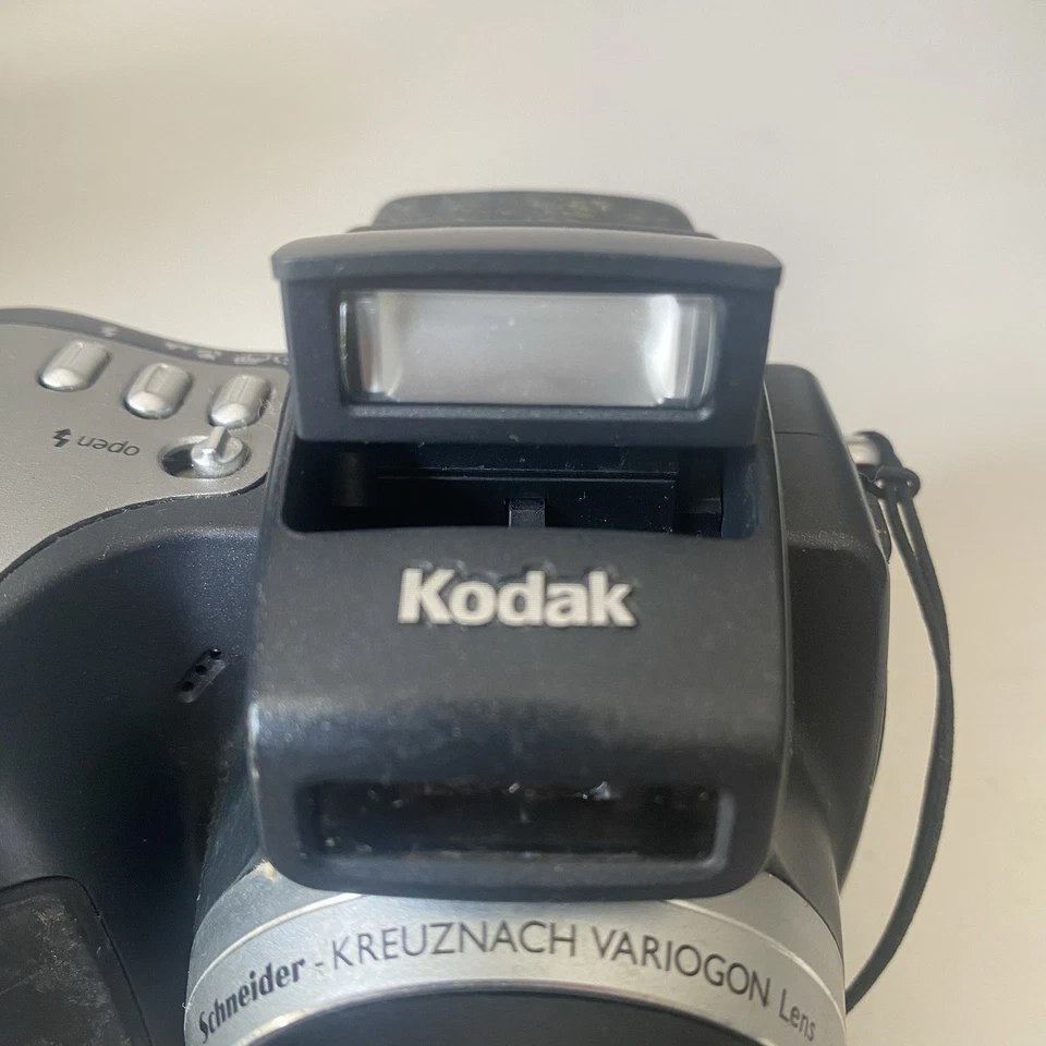 Kodak EasyShare DX6490 Black 4.0MP Digital Camera w/ AV Cord.& B. Charger - Image 4 of 4