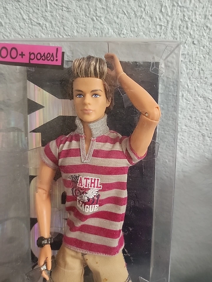 Muñeca Barbie Ken Sporty Fashionistas 2009 Mattel T4892 NRFB Foto 2 de 2