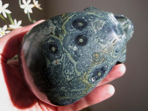 Talla de calavera de cristal verde de piedras preciosas naturales de Madagascar A*813 g ART 111206 - Imagen 5 de 8
