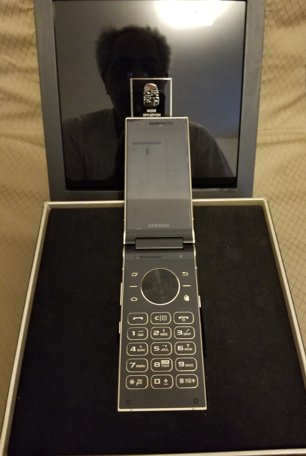 Original Samsung W2018 6GB RAM Dual SIM 12MP 4.2" Unlocked 4G Flip