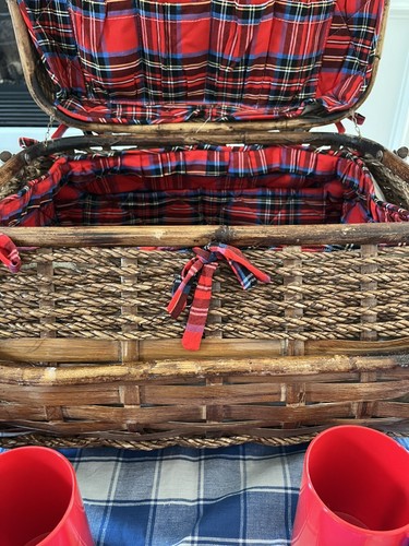 Antique English Wicker picnic basket set. Service for 4 With Tablecloth & Tray - Picture 3 of 8