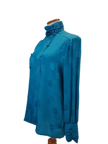 Blusa Elegante The Silk Farm Vintage Azul Cuello Alto Repujado Años 70 Talla 8 - Imagen 7 de 24