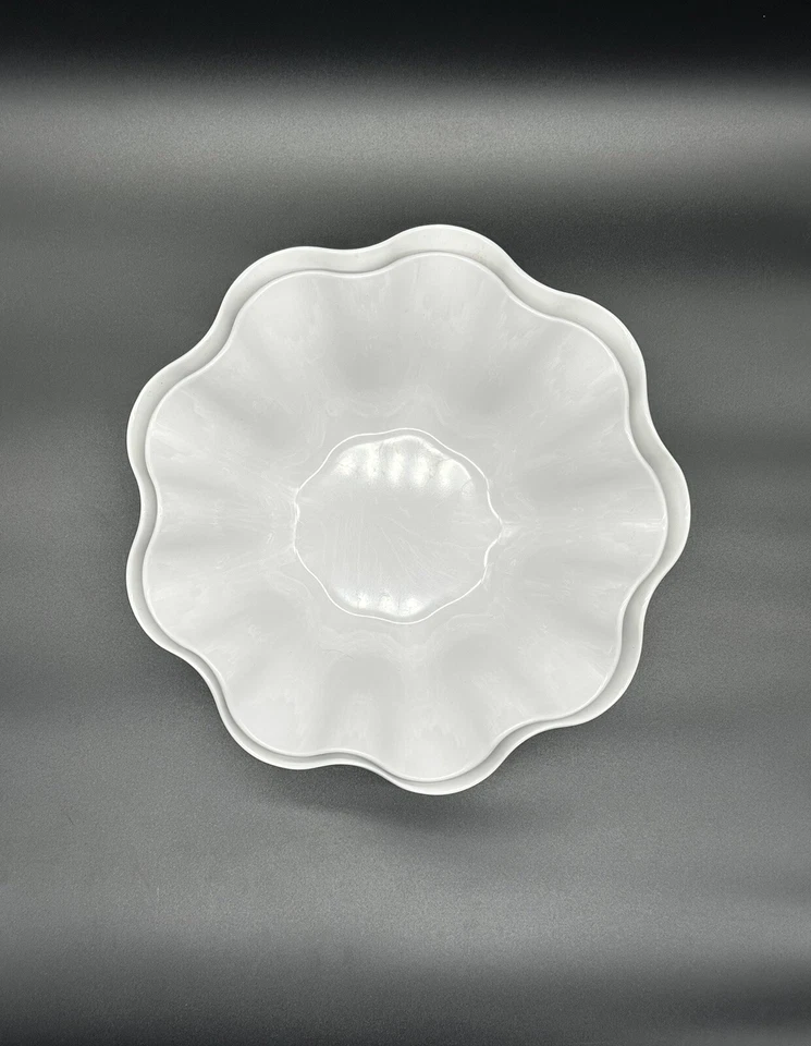 Cuencos para servir MCM festoneados con caparazón ondulado redondo con volantes de melamina blanca Foto 3 de 4