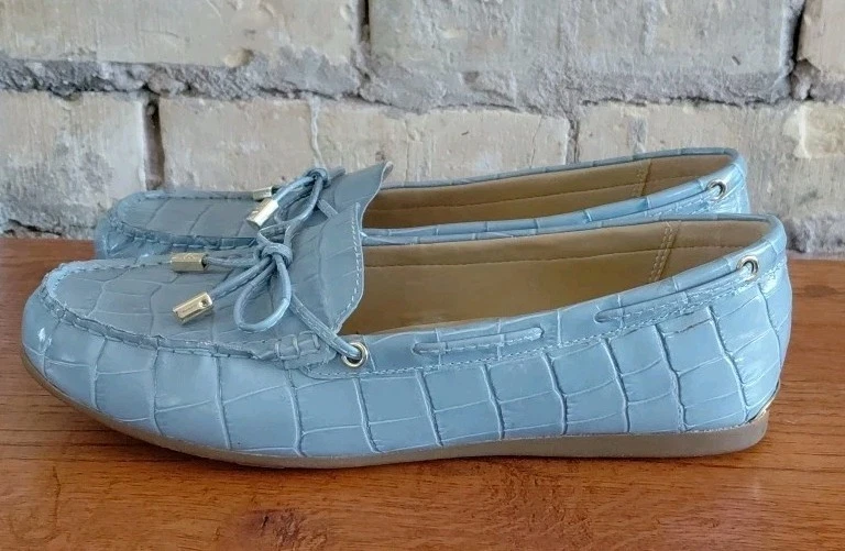 Mocasines Michael Kors de cuero azul en relieve de cocodrilo con detalle de lazo talla 9 Foto 3 de 4