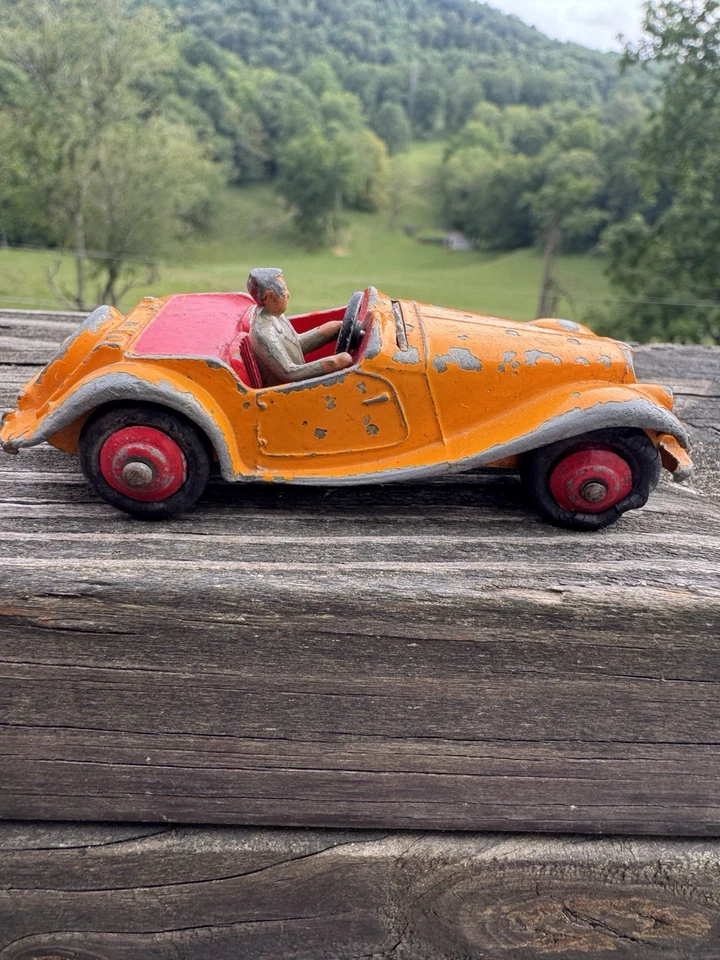 Coche enano Dinky MG de colección - naranja, conductor intacto, falta parabrisas Foto 3 de 4