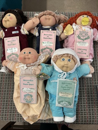 4 Vintage Cabbage Patch Kids + 1 Frühchen mit Original Outfits - Geburtsurkunde
