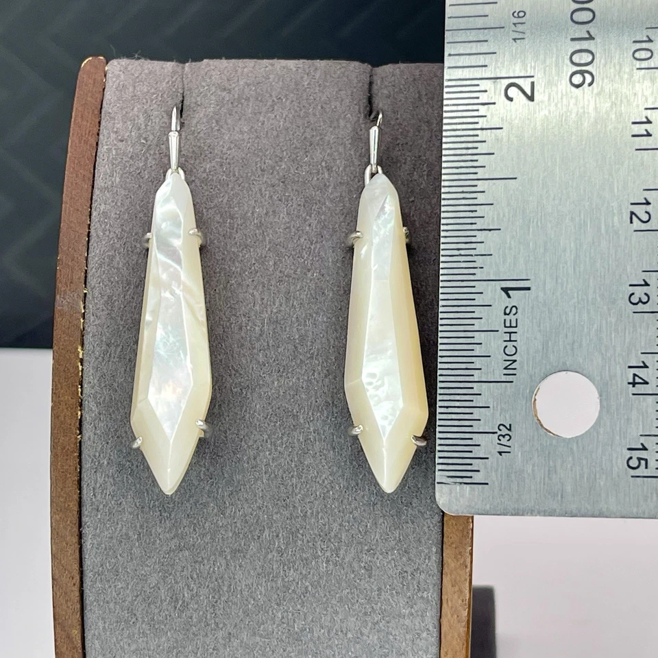 Pendientes colgantes Kendra Scott tono plata madreperla lanza Foto 4 de 4