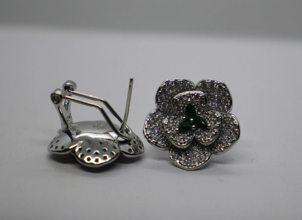 ORECCHINI CAMELIA FIORE ARGENTO ZIRCONI BIANCHI E SMERALDI CLIPS E PERNO MM 18 - Immagine 4 di 4