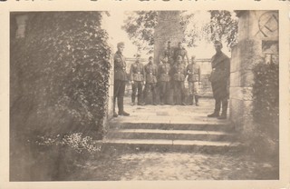 Photo soldat allemand WW2 Groupe devant un monument en France 2680