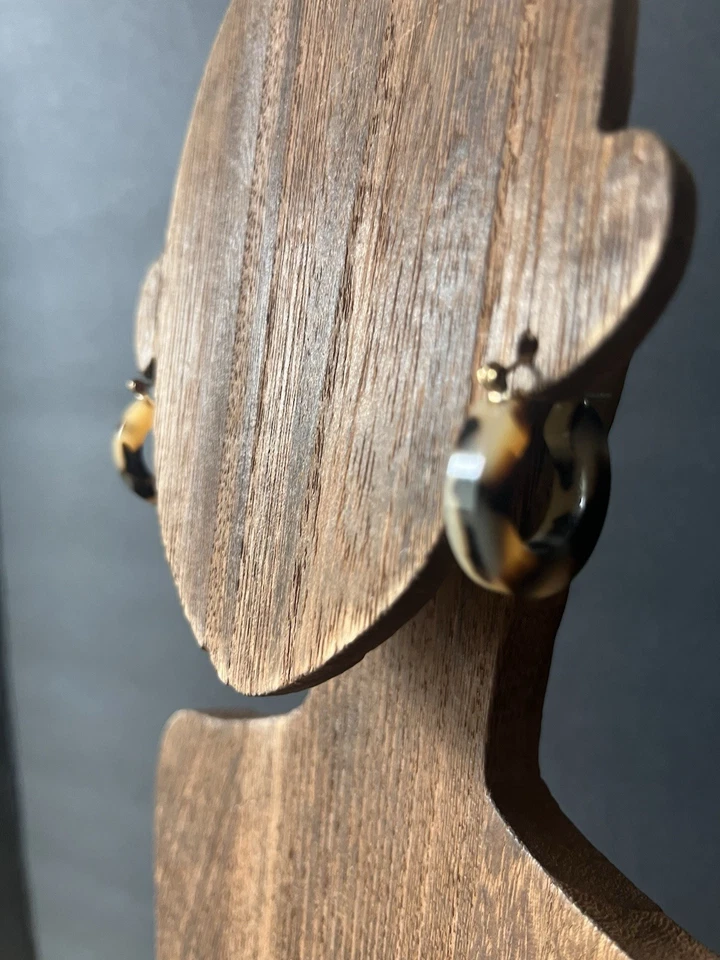Tortoise Shell Hoop Earrings Acrylic Resin Gold Tone Snap Closures Elegant - Image 4 of 4