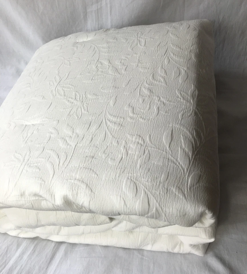 NEXT White Matelasse Floral Bedspread 150 X 200cm - Image 4 of 4