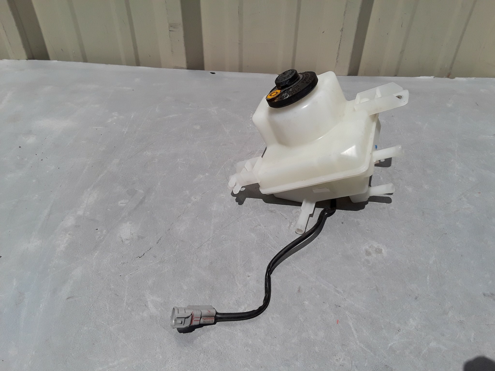 20122015 TOYOTA PRIUS BRAKE FLUID MASTER CYLINDER RESERVOIR BOTTLE TANK OEM eBay