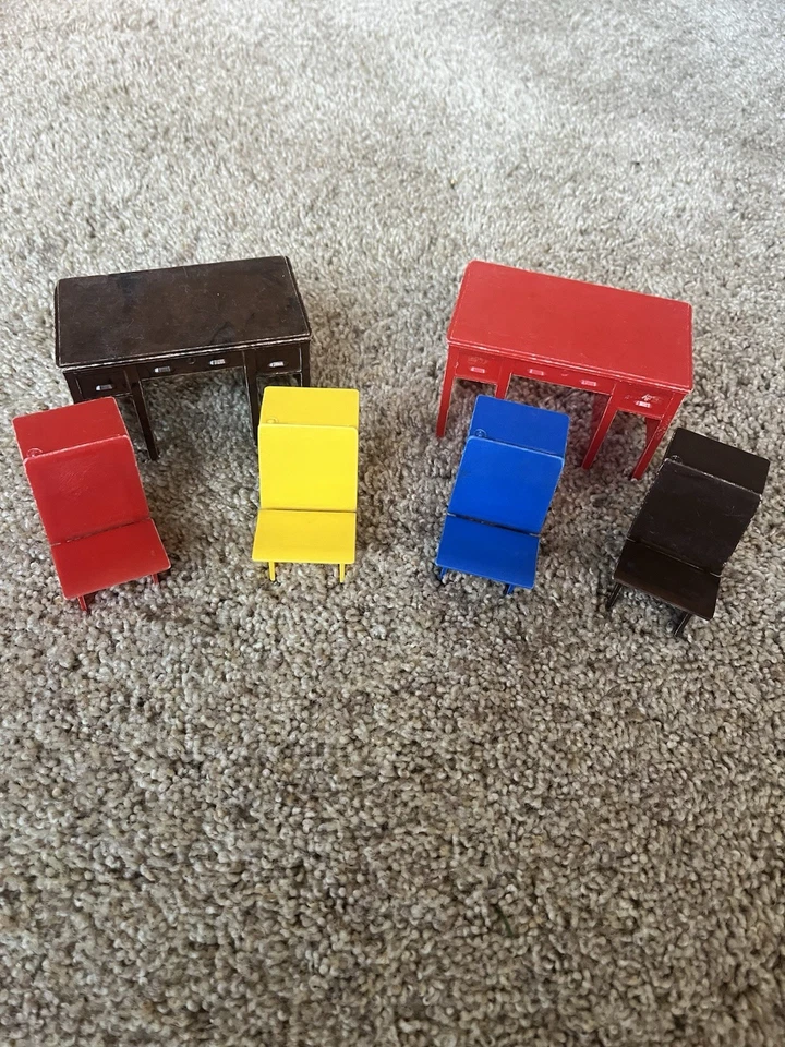 Escritorios escolares y escritorios para profesores Renwal vintage para casa de muñecas Foto 2 de 2