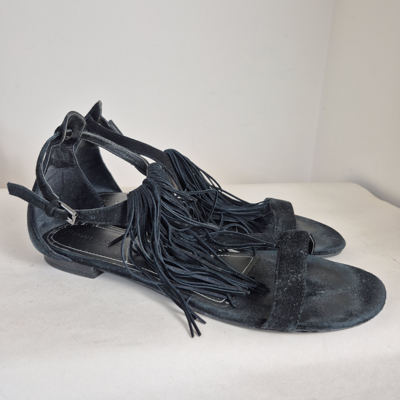 Sandalias planas Kendall Kylie UK 5 negras de gamuza con flecos zapatos punta abierta festival boho