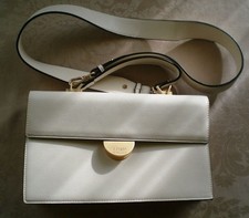 L.CREDI Handtasche Schultertasche  weiß offwhite Prägung mit schwarzen Details