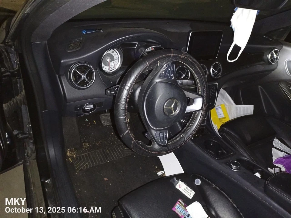 BLK RIGHT FRONT DOOR TRIM PANEL 11772004018G72 2016 MERCEDES-BENZ CLA250 Foto 3 de 4