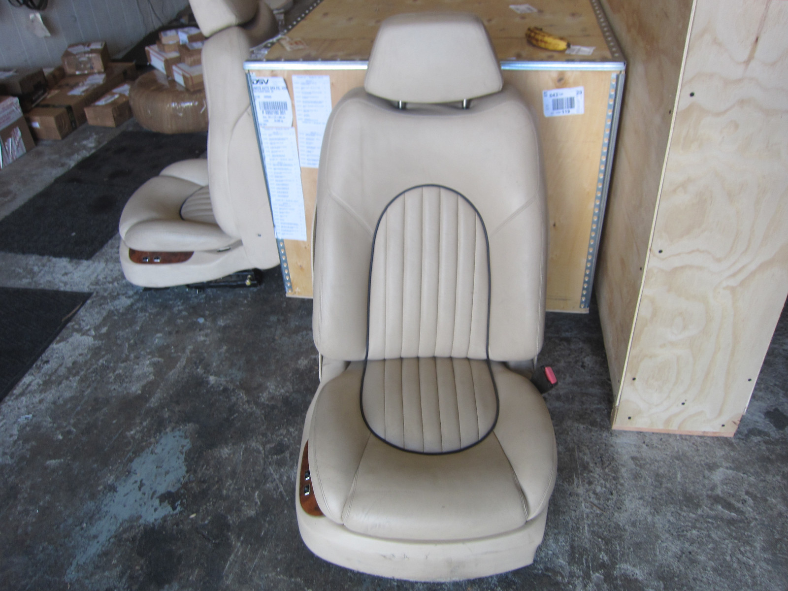 Bentley Arnage 99 RH / Passenger Seat w/ Rails / Guides - Creme