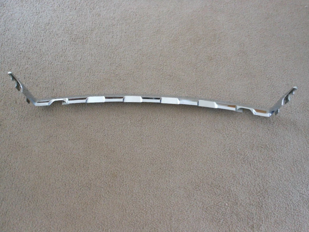08 09 10 Jeep Grand Cherokee front bumper trim molding 2008 2009 
