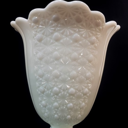 Fenton Vase Milchglas weiß Gänseblümchen und Knopffuß Sockel Übertopf Vintage - Bild 2 von 8