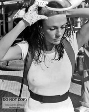 JACQUELINE BISSET IN "THE DEEP" - 8X10 PUBLICITY PHOTO (RT984)