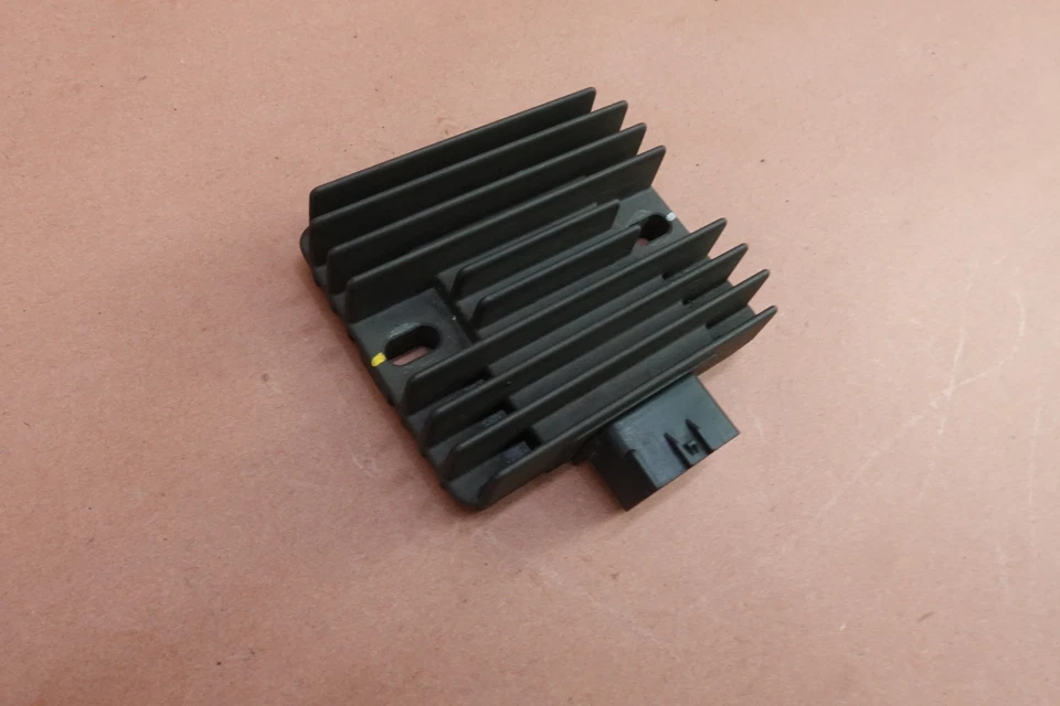 2014 12-15 MV Agusta B3 Brutale 800 Rectifier Voltage Regulator - Image 4 of 4