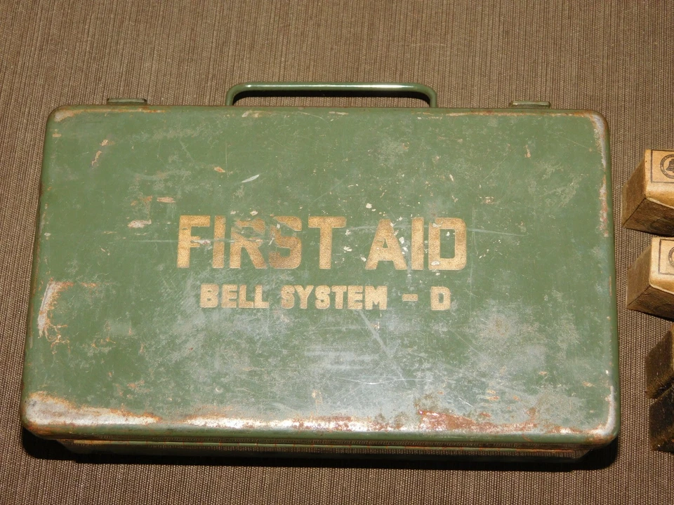 VINTAGE TELEPHONE BELL SYSTEM METAL FIRST AID BOX - Image 3 of 4
