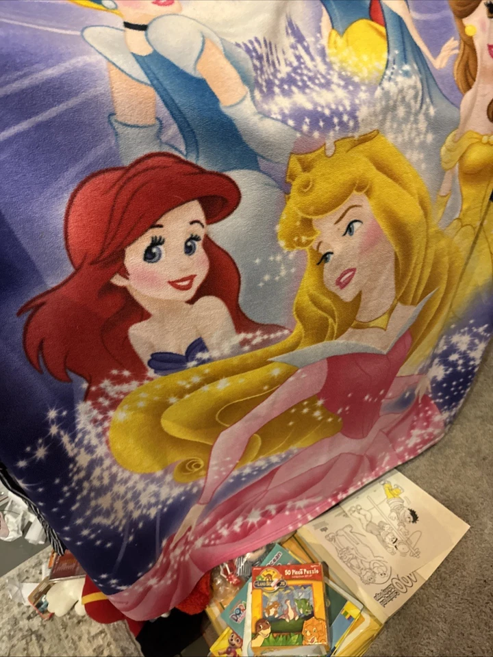 Manta polar proceso Disney Cenicienta, Bella, Ariel, Blancanieves, Aurora Foto 2 de 4