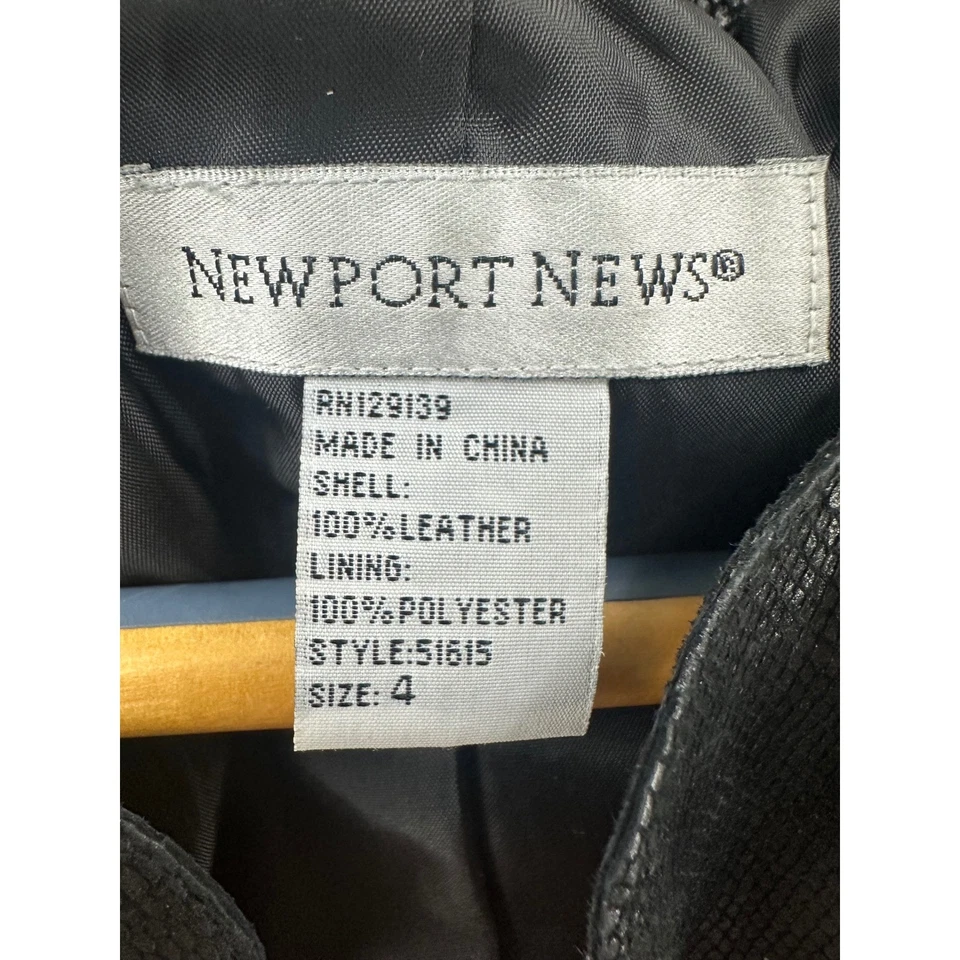 Chaqueta corta Newport News de cuero negra con borde festoneado en relieve de serpiente talla 4 Foto 4 de 4