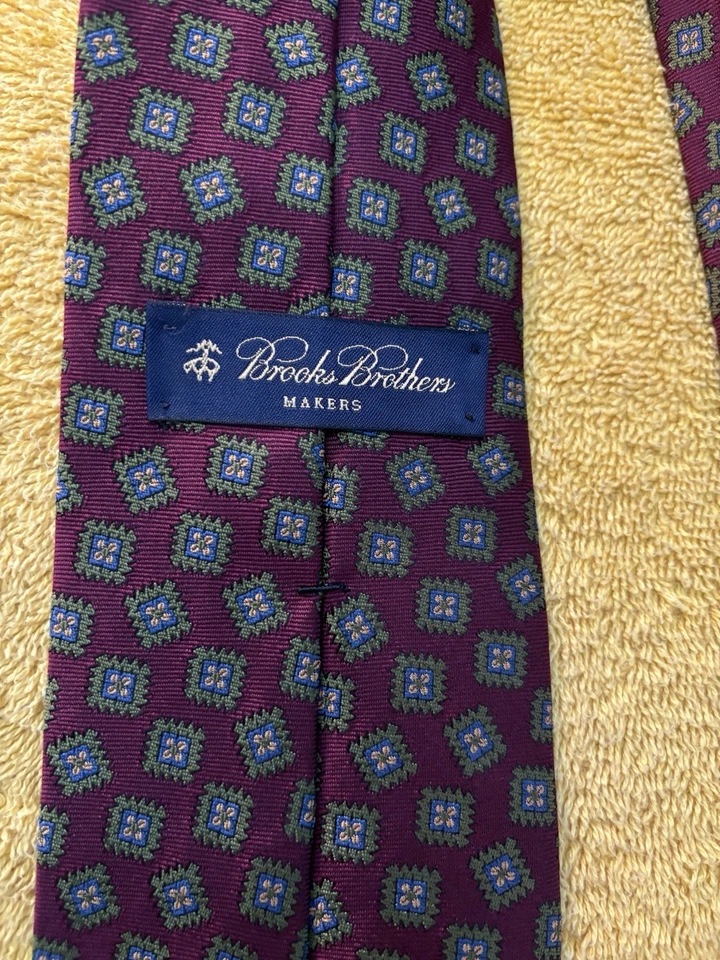 Corbata Brooks Brothers Makers Borgoña Tejida con Cuadrados 3.75"W x 60"L Usada en Excelente Condición Foto 2 de 4