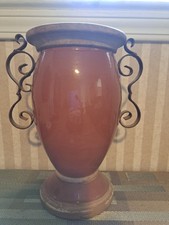 Vaso in terracotta pesante con manici in metallo alto 11"