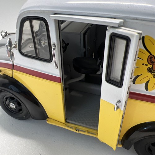Danbury Mint 1950 DIVCO Borden's Milk Truck 1:24 White Yellow W/ Box Crates - 第 14/17 張圖片